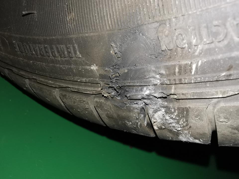 马自达3 昂克赛拉-朋友们轮胎划到路牙了，这个受伤情况怎么样？？平时城市道路多，偶然上上高速走走，车买了1年走了7000公里。
现在头痛，这个伤势个人感觉不是很严重，但是又担心。如果换吧是只换一条？