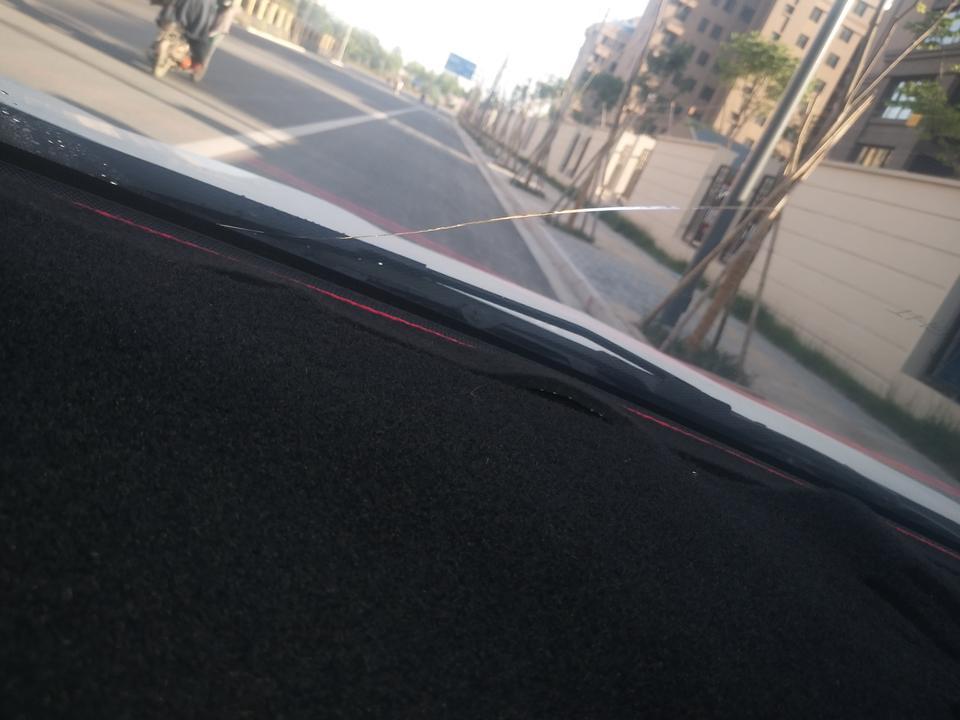 科沃兹-车子昨天放外面，不知道被石子崩的还是晒的(图三红点处有一个一点点的凹印)，出现了那么长一道裂痕，从外面摸到裂痕印，里面没有，裂的是外面一层。这样的跑高速有影响吗？可不可以修复？