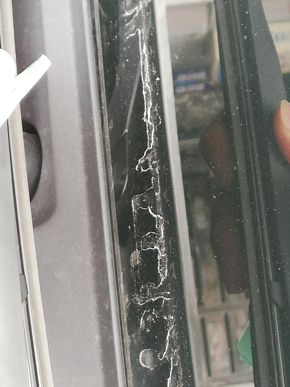 凯美瑞-大家有没有遇到前挡风玻璃最下面开裂的情况，刚买两个月，正常吗？