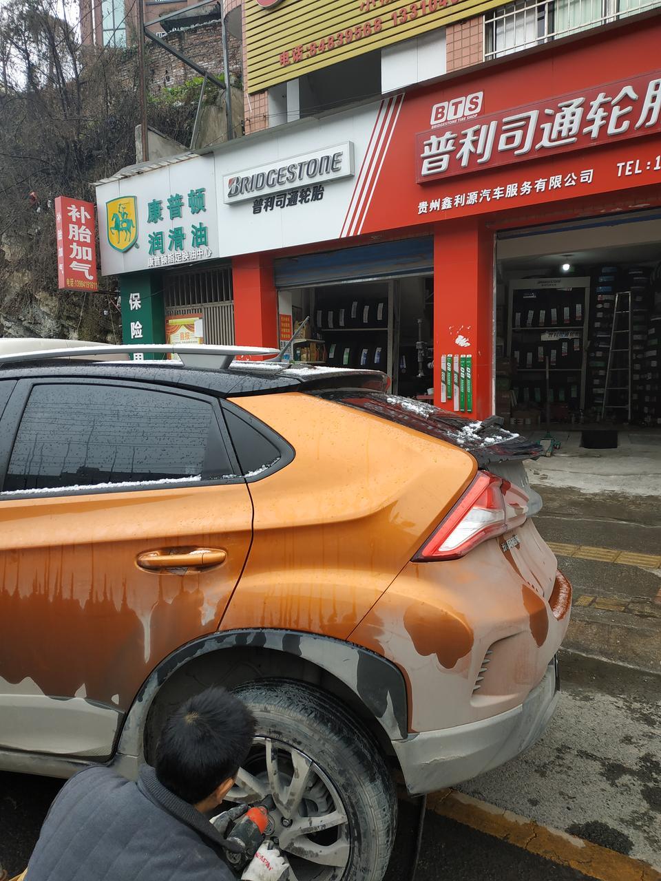 u5 suv-纳智捷U5车主请教大神，最近半年开始车右后排到后备箱位置出现异响，目前车子行驶4万公里，平坦路面基本上没有，路面稍微不好异响特别大。真实油耗200元/420公里左右，最好的时候200元/460公里。扎钉子车子补胎中图片
