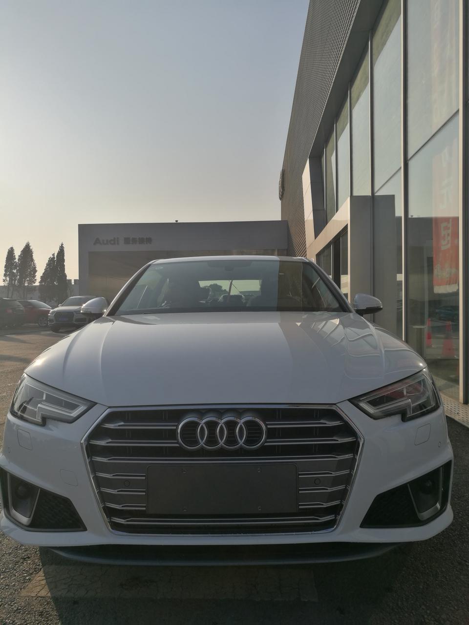 奥迪a4l-一月份提的车   请教一下    2019款A4L时尚 40TFSI 配置里有氛围灯吗