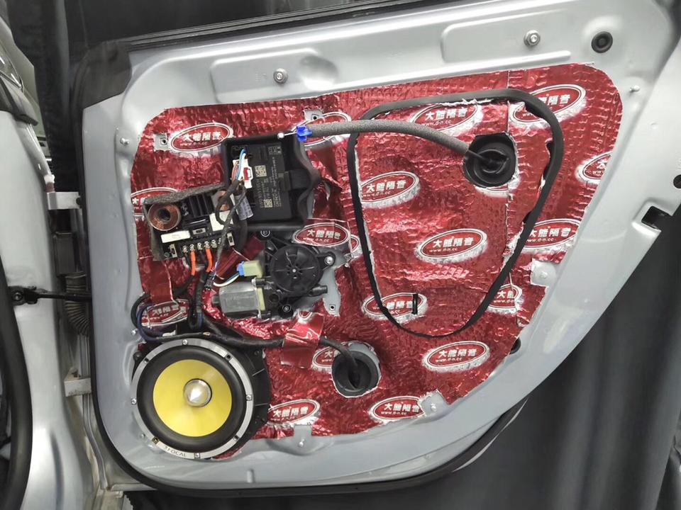 奥迪a6l-泉州汽车音响改装哪一家专业？车友从安溪开车几十公里过来改装 熟悉的朋友都知道 聆听粤声改装技术很专业。