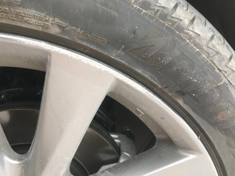 马自达3 昂克赛拉-晚上倒车左前轮连续蹭到马路牙子两次，轮毂与胎壁接触的地方刮花了，轮胎也有刮擦，但不明显，有一处很微小的破皮，不知道影不影响安全性