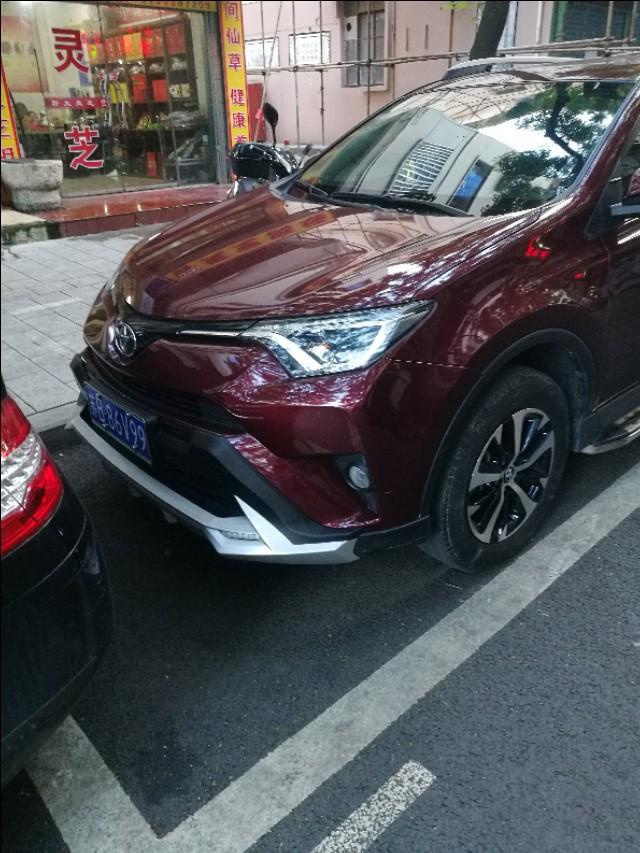 卡罗拉-又是丰田，怎么这么亮，油漆做的很漂亮。