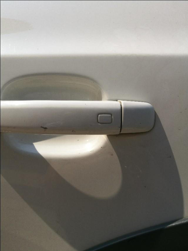卡罗拉-车门拉手上的这个是感应开关吗?