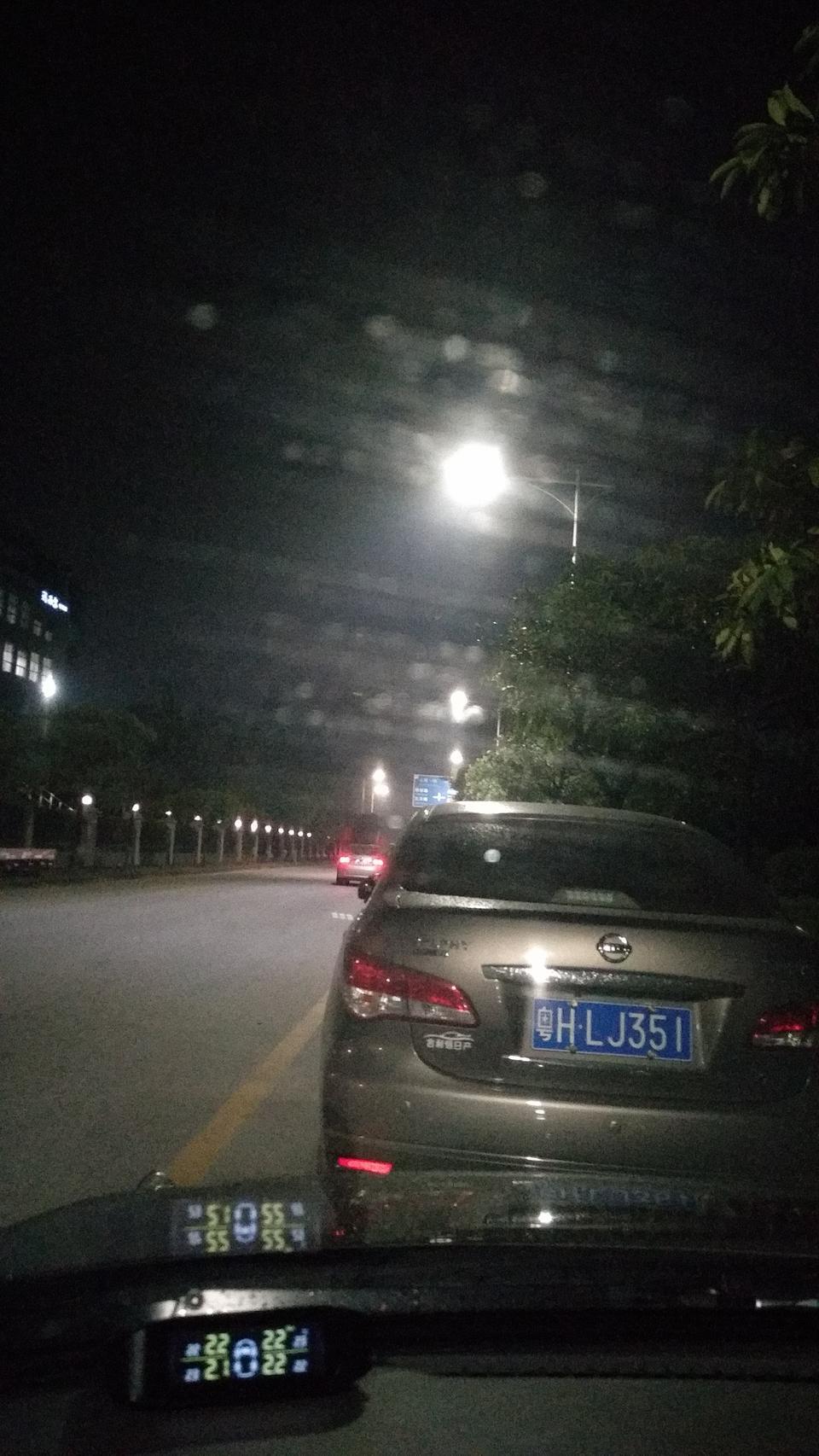 轩逸-前挡玻璃好薄薄的一层油哪来的，怎么去掉啊