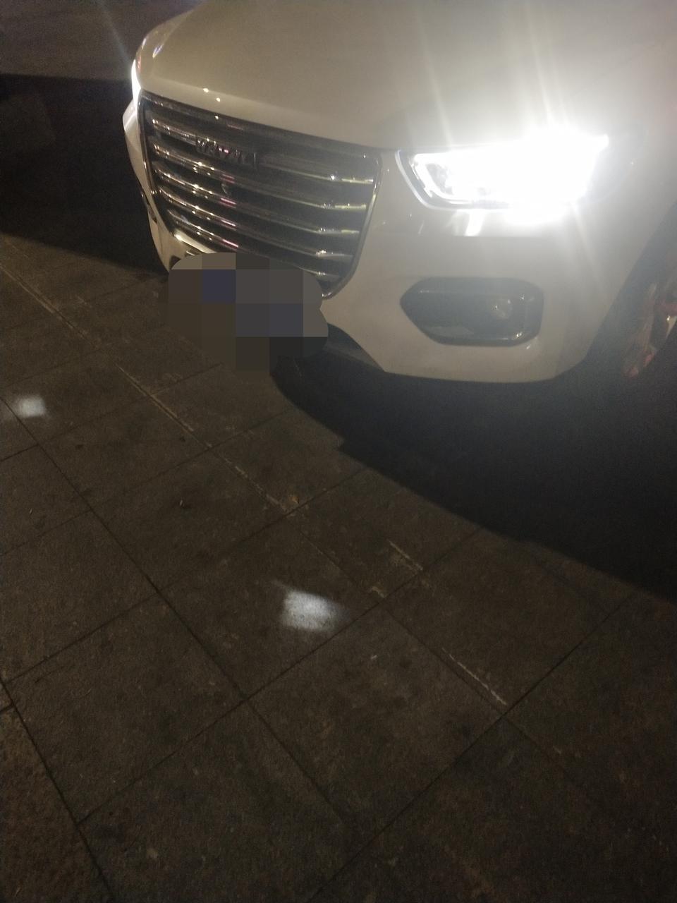 哈弗h6-请教一下 ，大家的h6灯光开启后地上有圆点吗