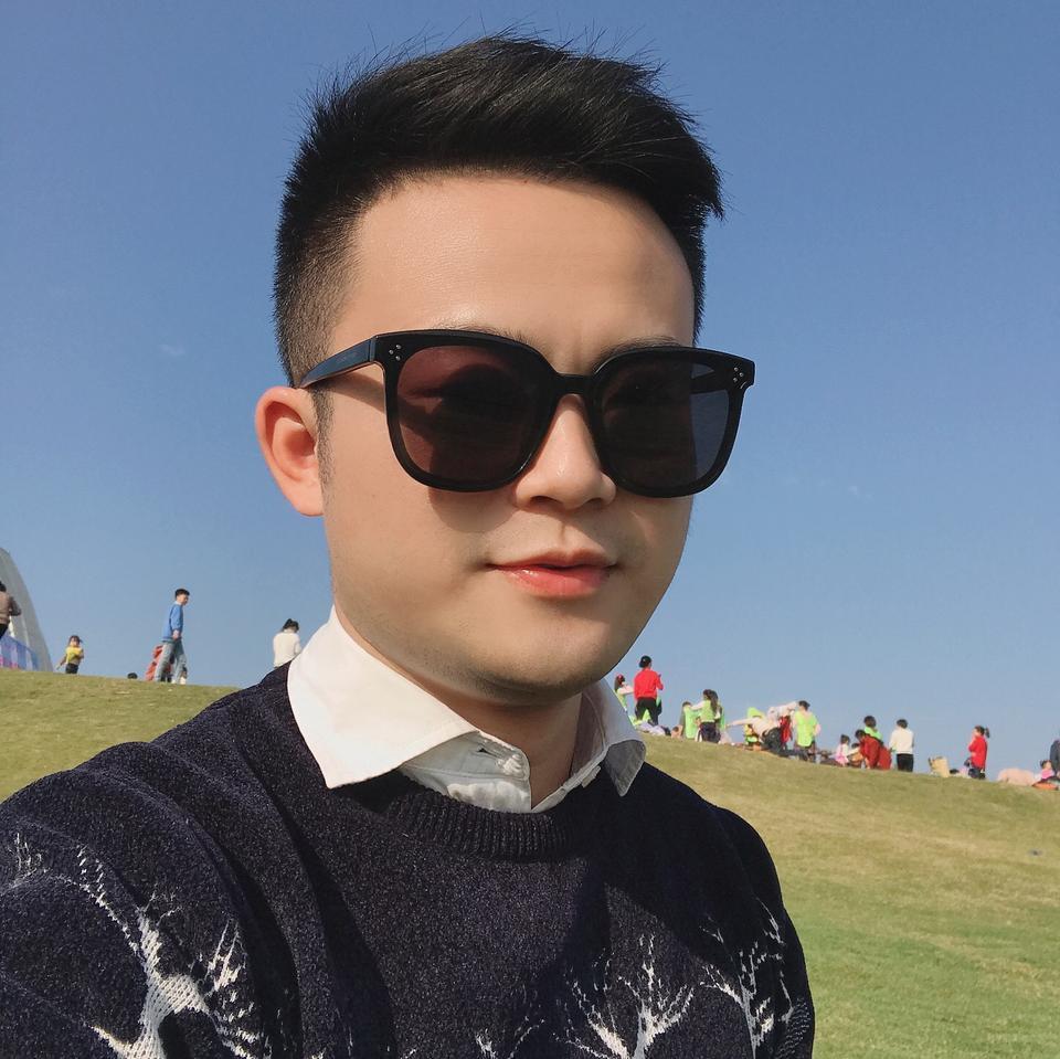 本人31，医生，工作三年半，因为结了婚，买了房，手头有点紧，原本想买卡罗拉双擎领先版，要17万，我嫌弃它外形太小气了，朋友建议我不如加点钱买低配版凯美瑞，我觉得也不错，新款外形确实漂亮，去4s店问了下，2.0最低配全款报价落地20.3万，应该还有价钱讲，大家觉得2.0乞丐版怎么样，我只是上班市区开开比较多，回老家比较少，也就两个钟头。本人是小白，没买过车，目前综合了车友的各种说法，有几个疑问，请各位不吝赐教，1，你们落地价多少？2，2.0会动力不足？3，像我这种情况，买乞丐版2.0怎么样？谢谢哈