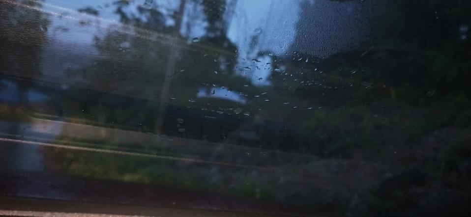 哈弗h6-这两天下雨，车子在外面停了一晚，第二天早上开车发现挡风玻璃里面有水珠，是怎么回事