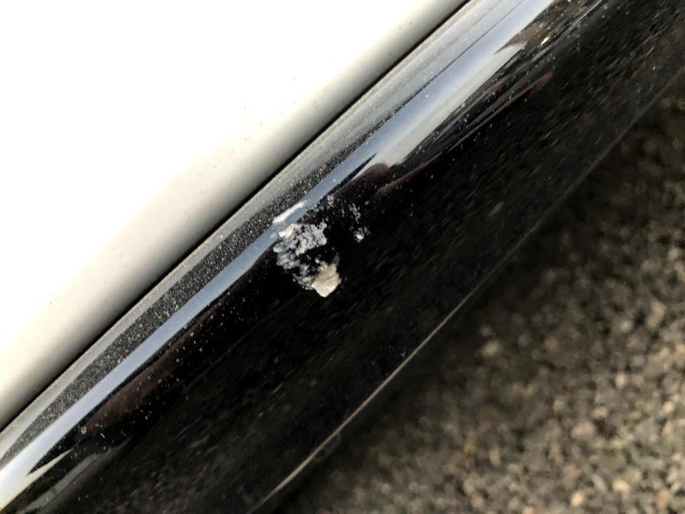 2019凯美瑞2.5s运动版前保险杠黑色的地方刮碰到石头一下。可以修复吗。