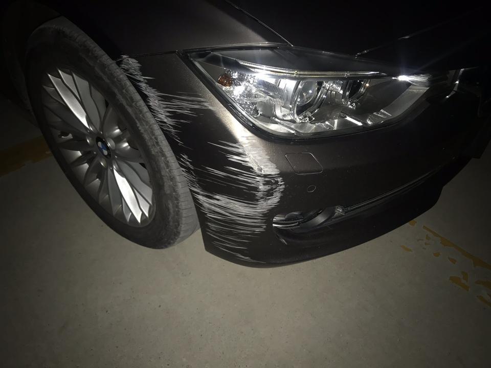 宝马3系-为了躲俩电动车 蹭墙上了 走保险好还是自己修