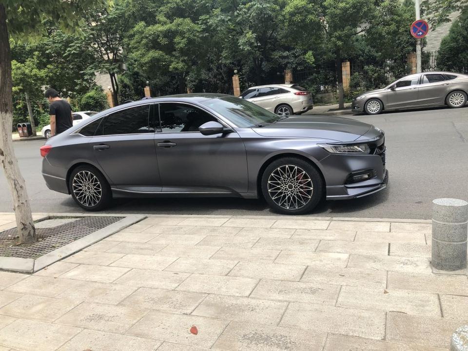车友们今天去4s店定了雅阁260精英20万整落地？贵不贵？
