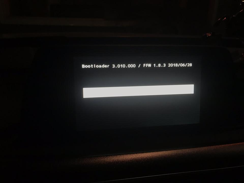 宝马3系-我的宝马320LI 2018年9月1号提车的。大概开了2000公里就出现 中控屏幕黑屏问题  最后我在7000多公里的时候。车辆保养时 叫4S店看了下 然后就开始 检查刷机 换中控主机 来来回回 维修了八九次了 依然没有解决问题 现在4S店 依然叫我把车开过去 检修 关键每次都没有把问题解决 我每次去4S店 路程就是60公里。望各位车友 给予我帮助 意见