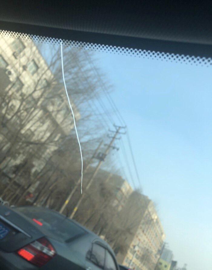 宝马3系-大神解答一下！
大神来解答一下，！晚上不知道是石头还是前车扔东西， 把前挡风玻璃蹦裂了， 里面是好的，外面裂开了， 大概有一支笔那么长， 需要换玻璃么