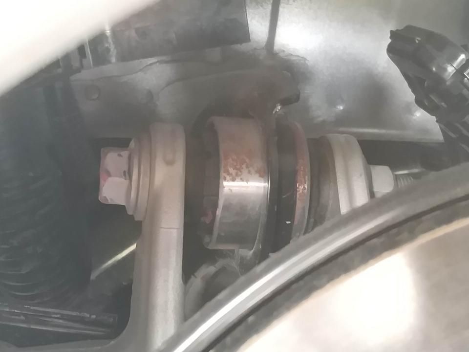 本人雅阁混动锐智，如图，2个问题，9月出新提的车，2个后胎内金属部件已生锈明显，这是什么部件？这情况正常吗？左后胎内，有2根管子，是干嘛用的？我看其他品牌，包括同品牌其他车型也没有，雅阁燃油版有吗？