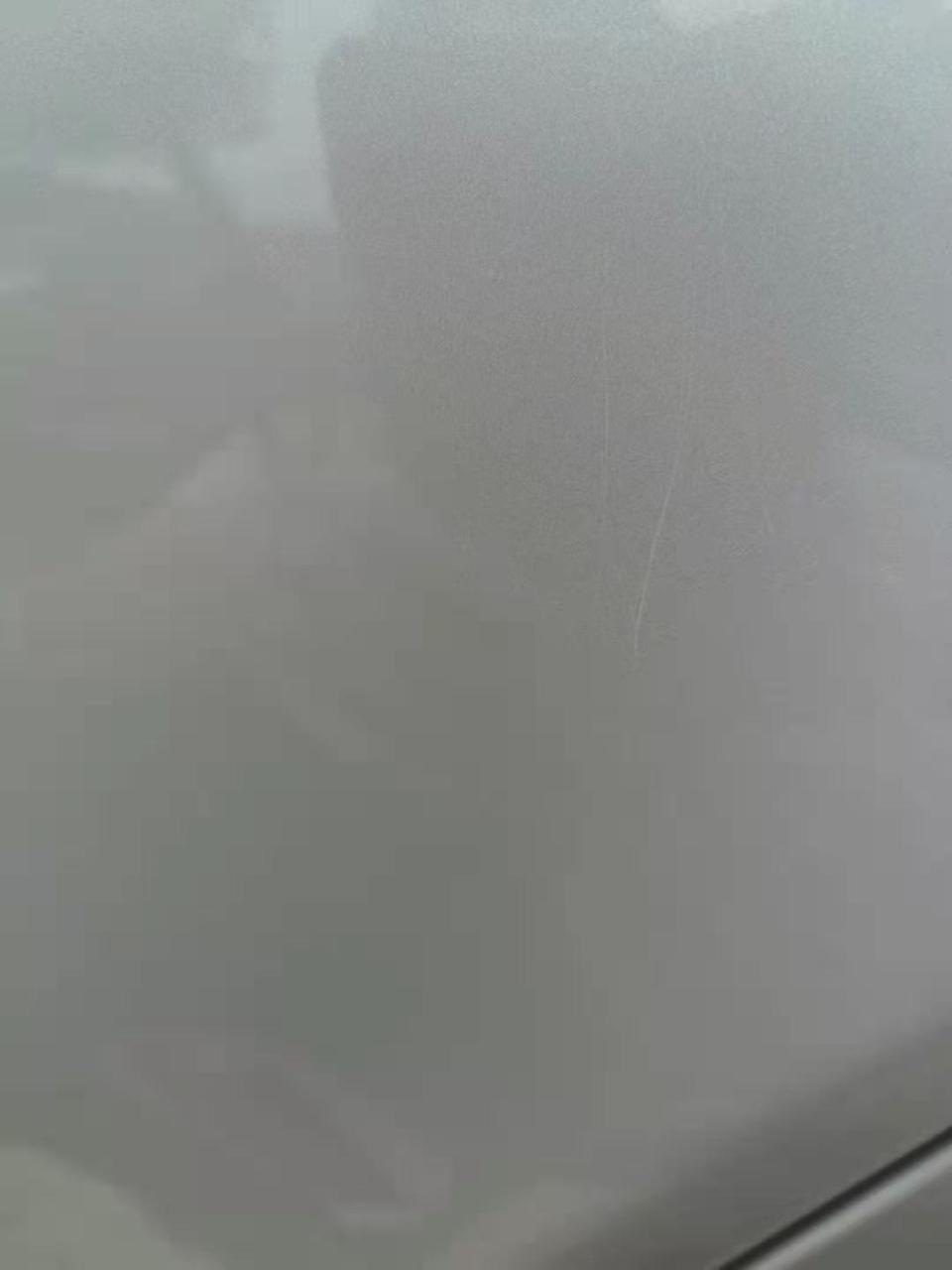 凯美瑞-熊孩子划的，有没有懂行的，这个需要处理吗？不处理会不会有问题，感觉只是伤到了表层，如果处理的话怎么处理比较好呢？