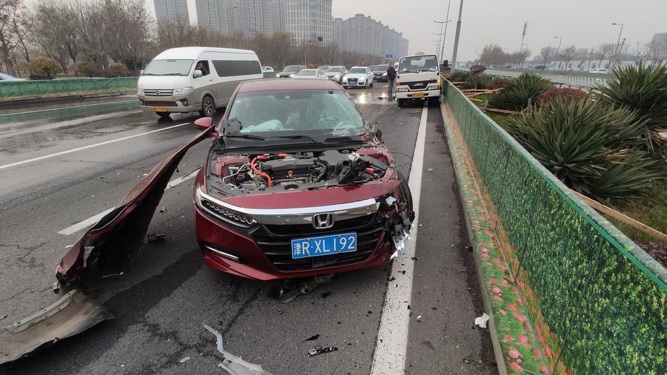 您好，我是天津十代雅阁混动车主，刚在11月30号发生了追尾交通事故，还好人都安全，是我的车追尾了一辆停在靠近中心隔离带一道的洒水车，我确实有走神，但是车辆有HONDA SENSING安全系统（主动刹车，防碰撞预警）却一点儿也没启动，我确实开启了，追尾是我主责，但是我们也是冲着这套安全系统才买的，就希望在万一发生危险时候保证安全，结果没有任何制动直接碰撞前车了，这种情况能不能去厂家维权呢？