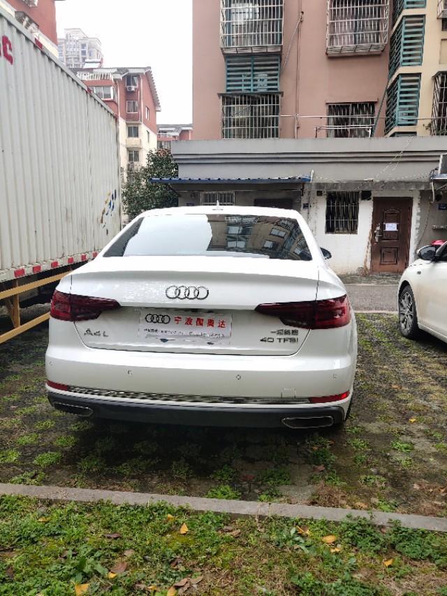 奥迪a4l-19款进取加装的倒车影像，可加装了以后车辆在行驶以后即将要停车还没停稳的情况下电子手刹就自己刹住了，导致车和人都会往前冲一下，刚出4S.店就出现了这种情况，请问一下这个是故障吗？急！！！