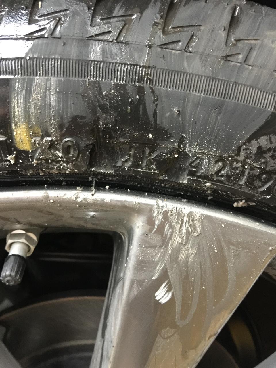马自达3 昂克赛拉-请问各位吧友，轮胎刮掉了两块皮，需要换吗？大概指甲盖大小，深度2到3毫米左右，没有露线，跑高速有没有问题
