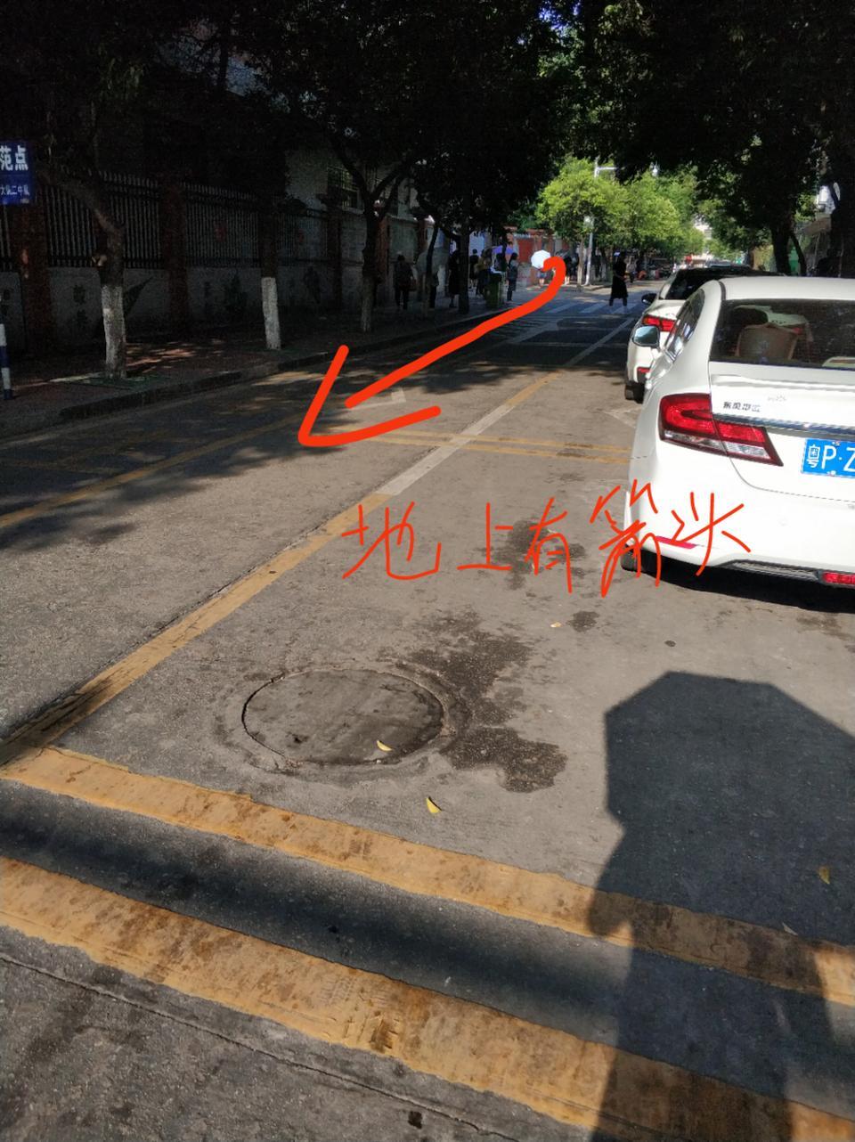 卡罗拉-前几天违章了（逆行），当天我从图示的学校门口出来后，看到地面有黄线就右转按红箭头方向直接开走了，（没有看到我那条车道的白色箭头。。。）
这种情况可以去申请撤销处罚吗？这地面标线有问题，存在误导啊！在河源市！