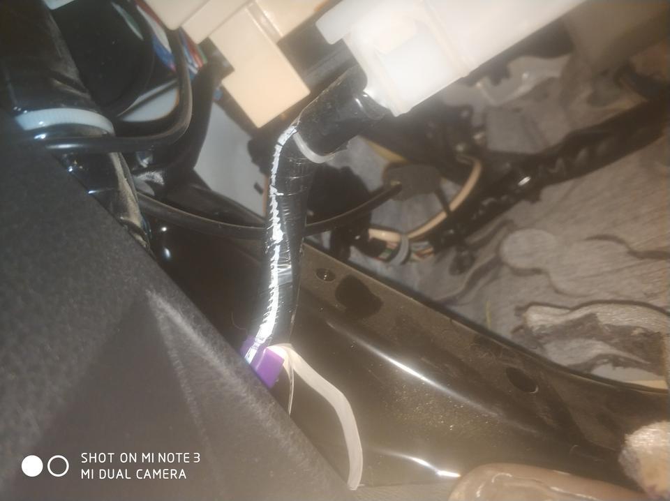 卡罗拉-17款的，主驾驶位刹车上那个挡板怎么盖好线