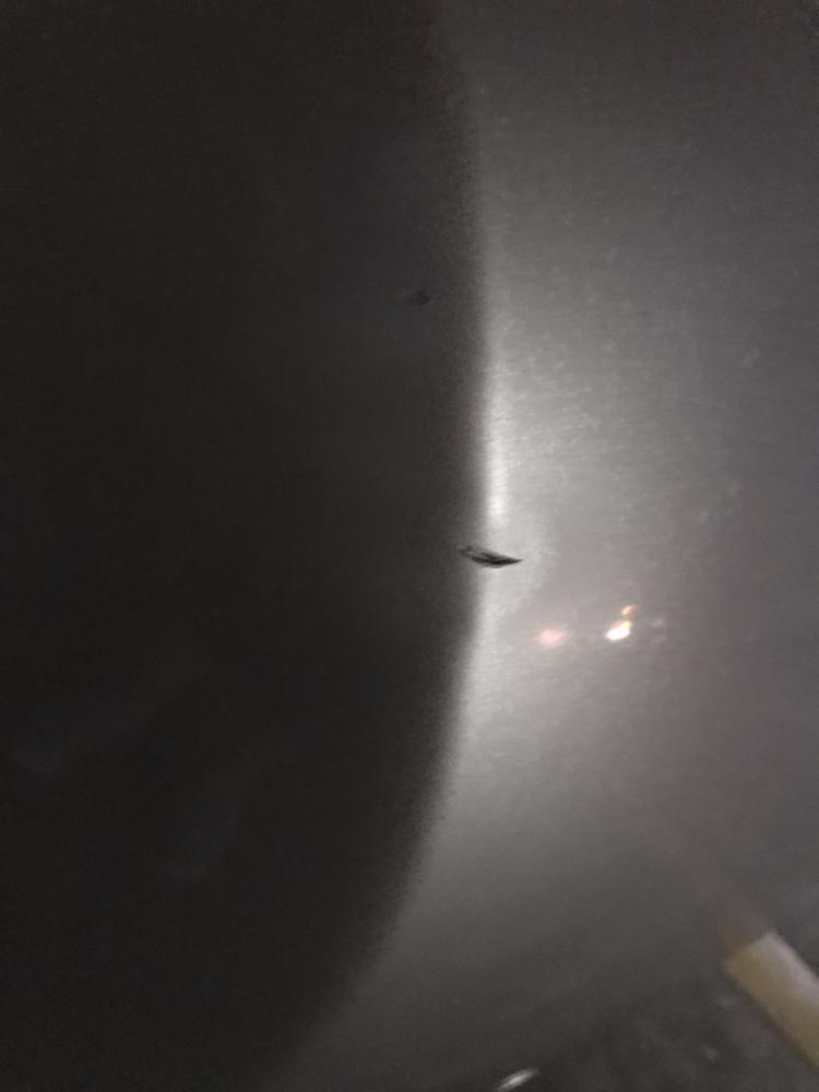 卡罗拉-这个怎么处理好？面积不大，但仔细看貌似有点深?里面黑色的是露底漆了吗？在后车轮屁股上面一些，会不会生锈？好好停车也被剐蹭这样?