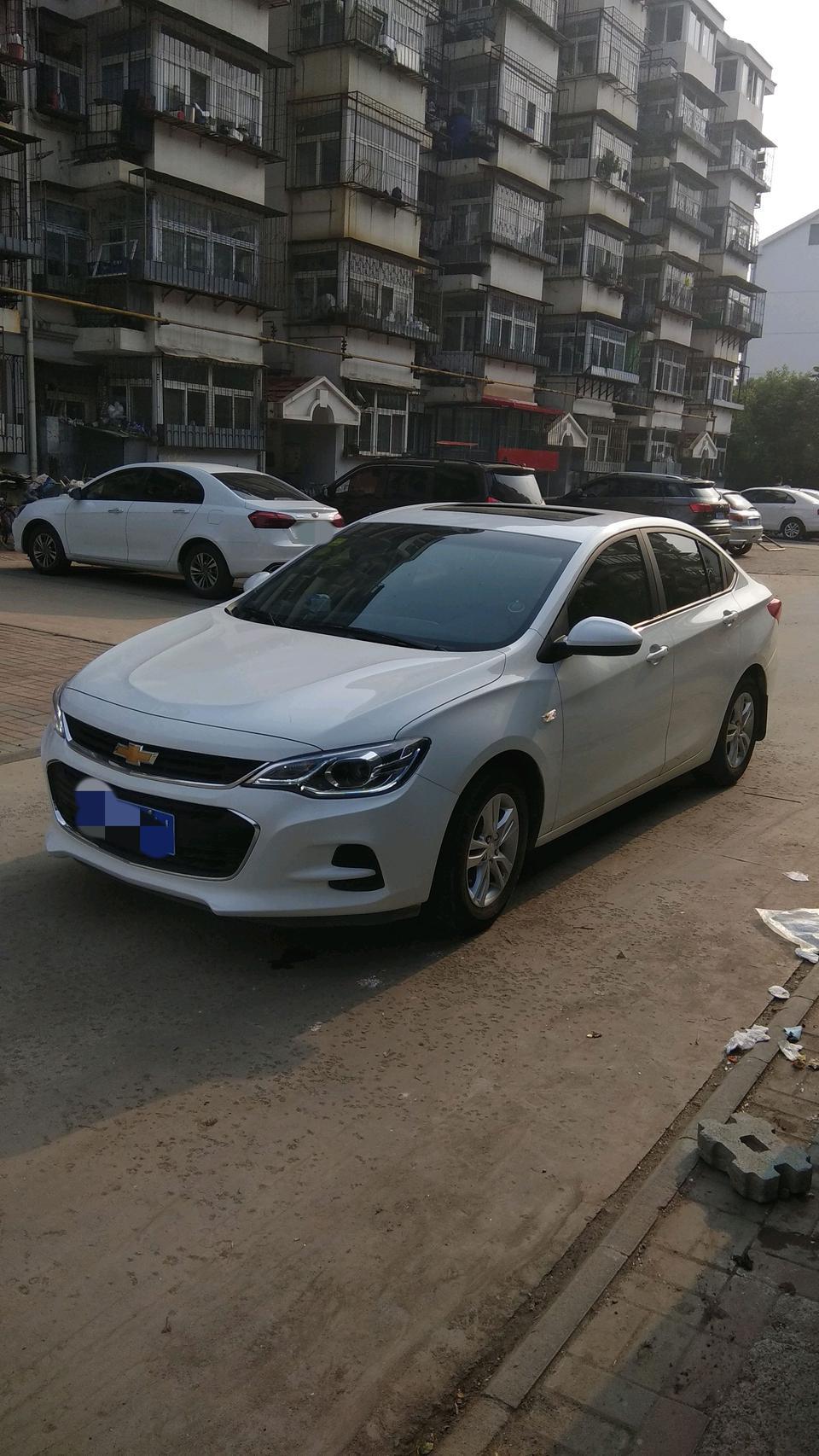 科沃兹16自动欣悦，超过70公里时，发出啪啪啪啪的声音，声音很大，速度越快，声音越大，已经盖住了导航声。后来原地轰油门（大概四五千转），又开关了一下天窗，声音消失。过一段时间又会出现，什么原因呢？