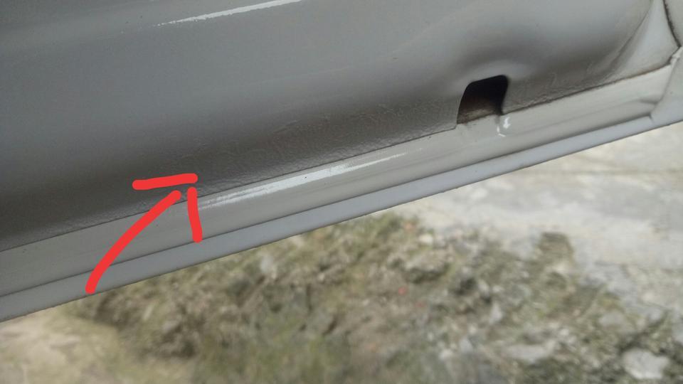 哈弗h6-车有们看看这个正常吗？  看上去不平就这一条有其它地方没得   请问你们有这样的情况吗？2017款的