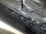卡罗拉-今天车子刮底了。
  晚上乡村道路没看清  ，路中间水泥地拱起来了，以为不高 。，然后慢慢过，听到铁磨石头声音，  就赶紧倒了回来，
请问图片中这里是什么，有事吗，发动机下边这根杆连接到两轮之间这里的接口处被撞的卷起来了，横着的一个好像是曲边的铁壳被撞直了，有缝了，不知道原来这根杆是曲的还是横平竖直的，现在有点向上弯曲了。
求助！！有事吗，需要修吗，半年新车  还没去首保  哭死！！