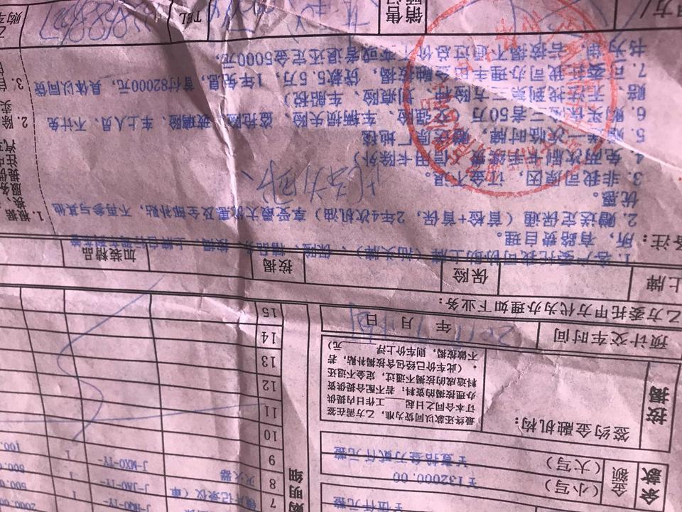 之前定了卡罗拉交了五千定金，后面朋友都说合同有问题，当初买的时候说假装皮椅哪些都是赠送的，然后合同上却有精品费4200，当初说店内上牌，以为他们是全包的，后面才说要自己回去老家车管所认证？我要是回老家还需要他们上牌吗？那个上牌费14500是包含购置税和上牌和赠送的皮椅东西的，现在合同有个精品费是不是那个销售净赚的？还有裸车价是115800，指导价优惠19000，也就是115800，但是合同那里显示车辆价格是110000，是不是剩的5800就是销售的净赚？保险费还收了我6300真他妈贵，第三者还是五十万的，