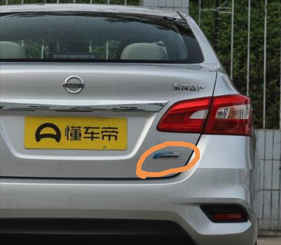 这两辆都是19款轩逸，为什么后面一辆有字母，一辆没有? 这两辆轩逸有什么区别的吗?