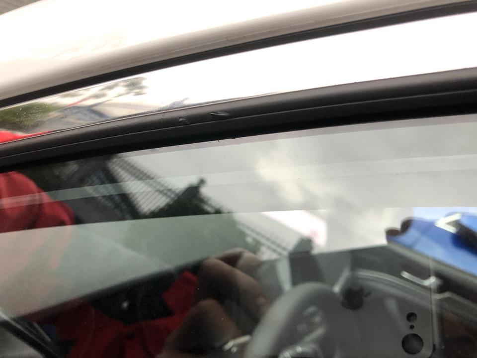 我买了一辆新车哈弗H6，4S店提的，手续办好了，去查验车的时候，发现窗条烂的，这怎么办，大神些帮帮忙，谢谢了