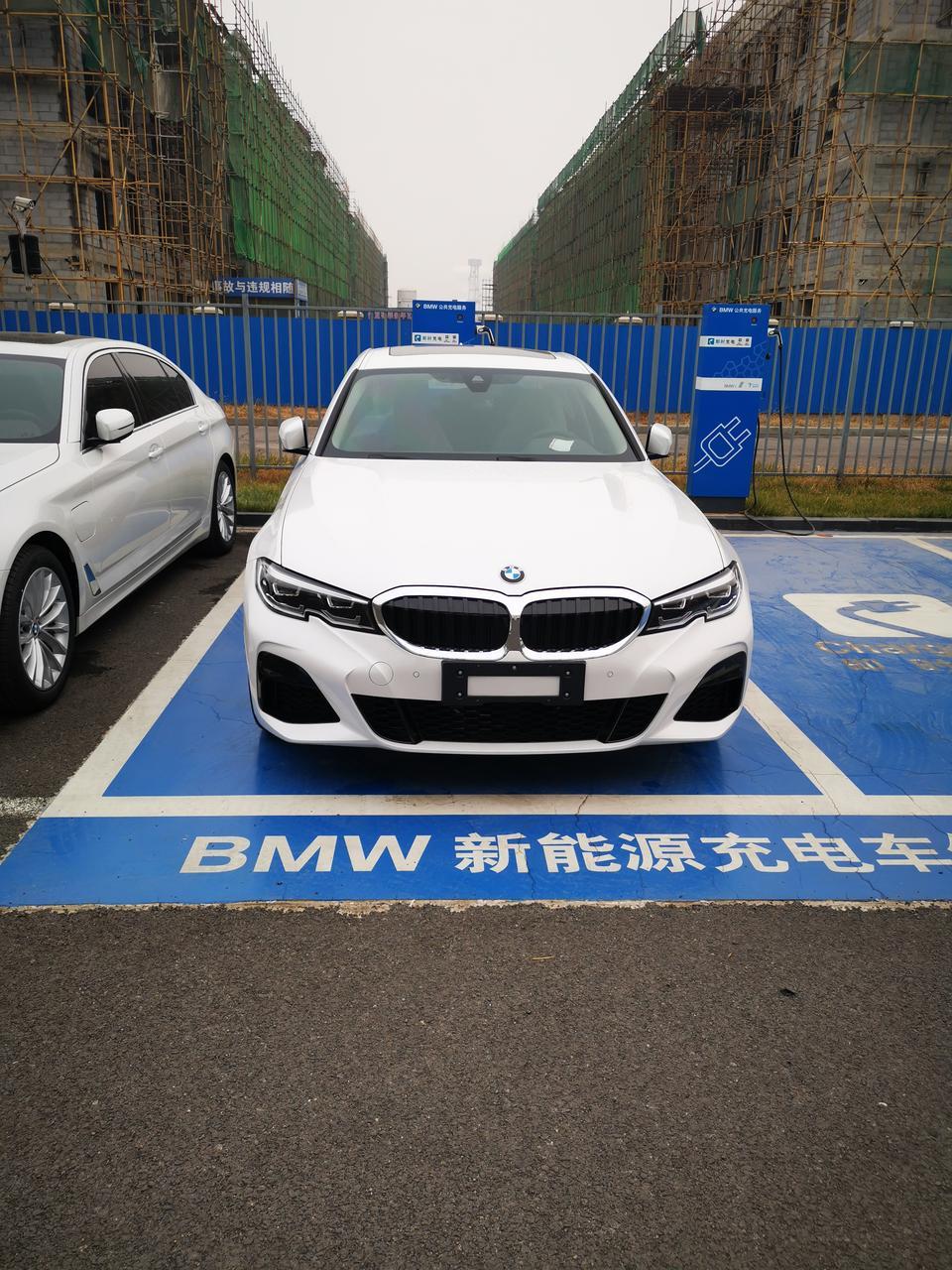 宝马3系-我是一辆新款的325运动长轴版，提车是在4s店，销售给我演示的是 锁车时有滴滴的声音，倒车的时候双后视镜都下翻30℃吧，为啥车开回来。滴滴声也没了，镜子也不下翻了。只变成一个镜子翻的特别厉害那种。有大神指教一下吗