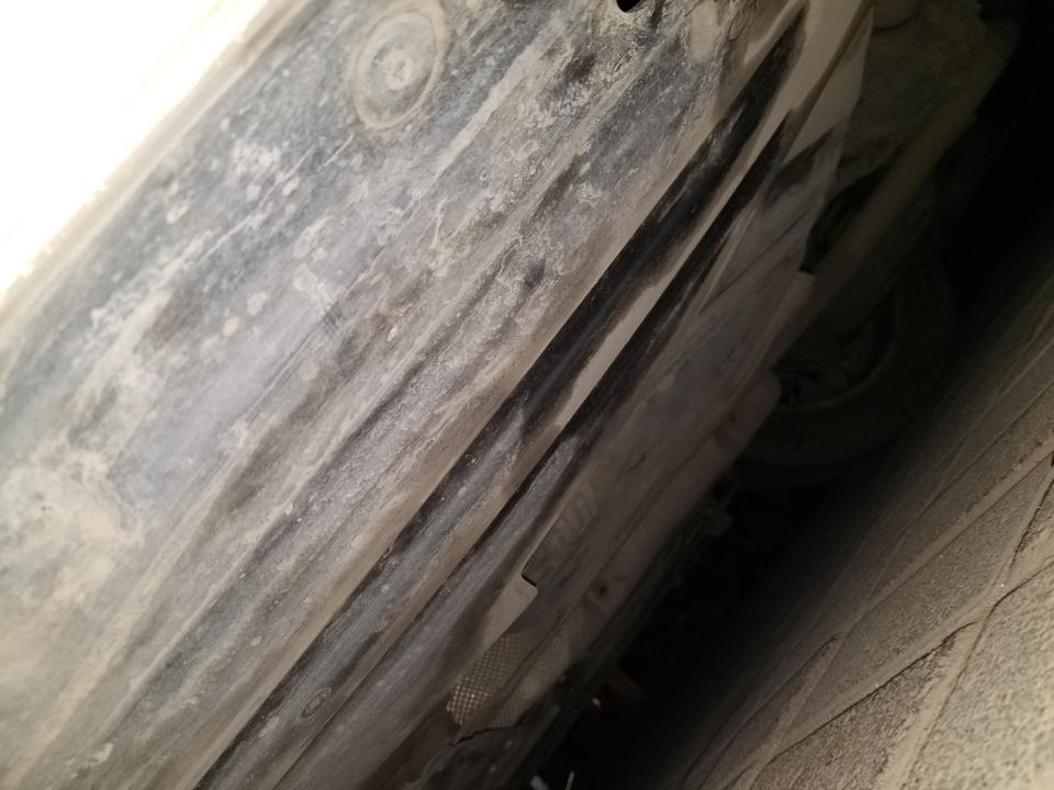 宝马3系-刚刚才发现汽车地盘下面，跟渗漏似得怎么回事?