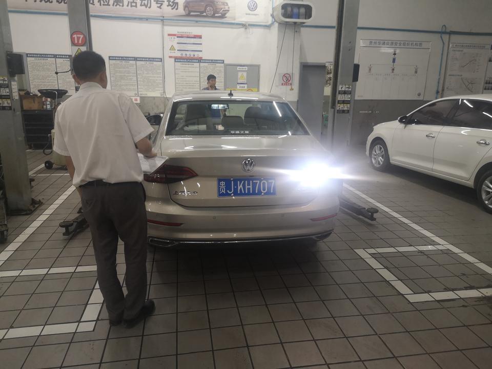 新款朗逸1.4t豪华版  倒车灯只亮一个吗  还是怎么样  谢谢大家
