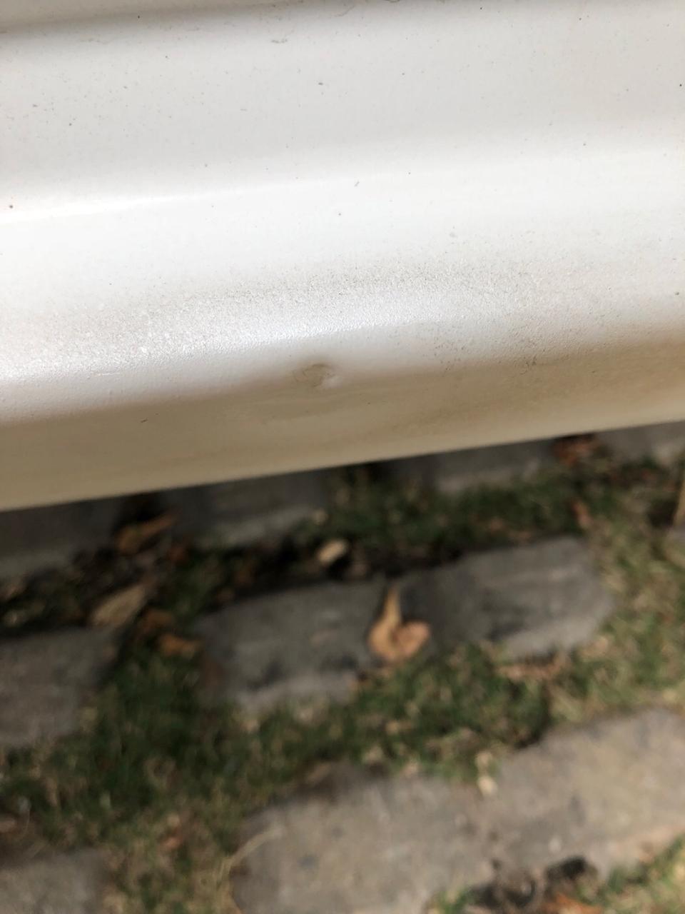 半个月前 行车时不知道是不是被路边飞溅小石子敲到车门底部  留了个坑  还生锈了，前两天才注意到 自己网购买了个喷漆  然后打磨掉锈迹  喷了白漆上去   时间久了内部会不会腐蚀生锈？  有修车师傅知道吗？车型卡罗拉
