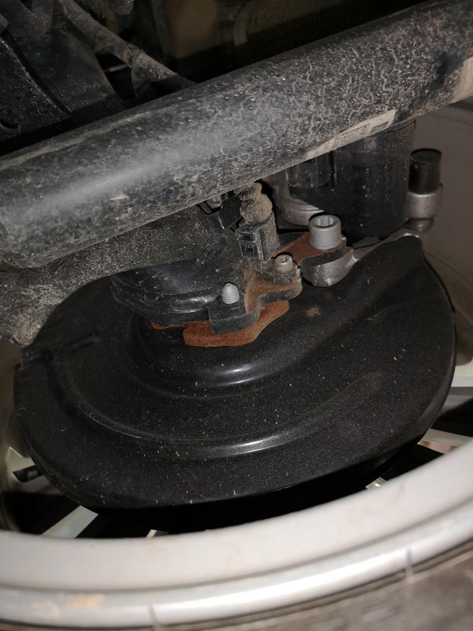 朗逸-提车两个半月，正常行驶3500KM，前后悬挂锈蚀严重，应该不属于正常现象吧