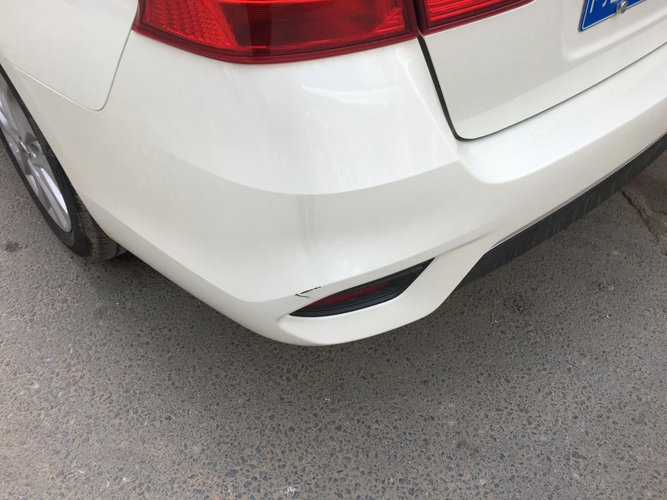 轩逸-停了个下午，车不知道被什么划了，这样的要怎么处理，刚牵出来没一个礼拜新车，有哪位大佬指条明路