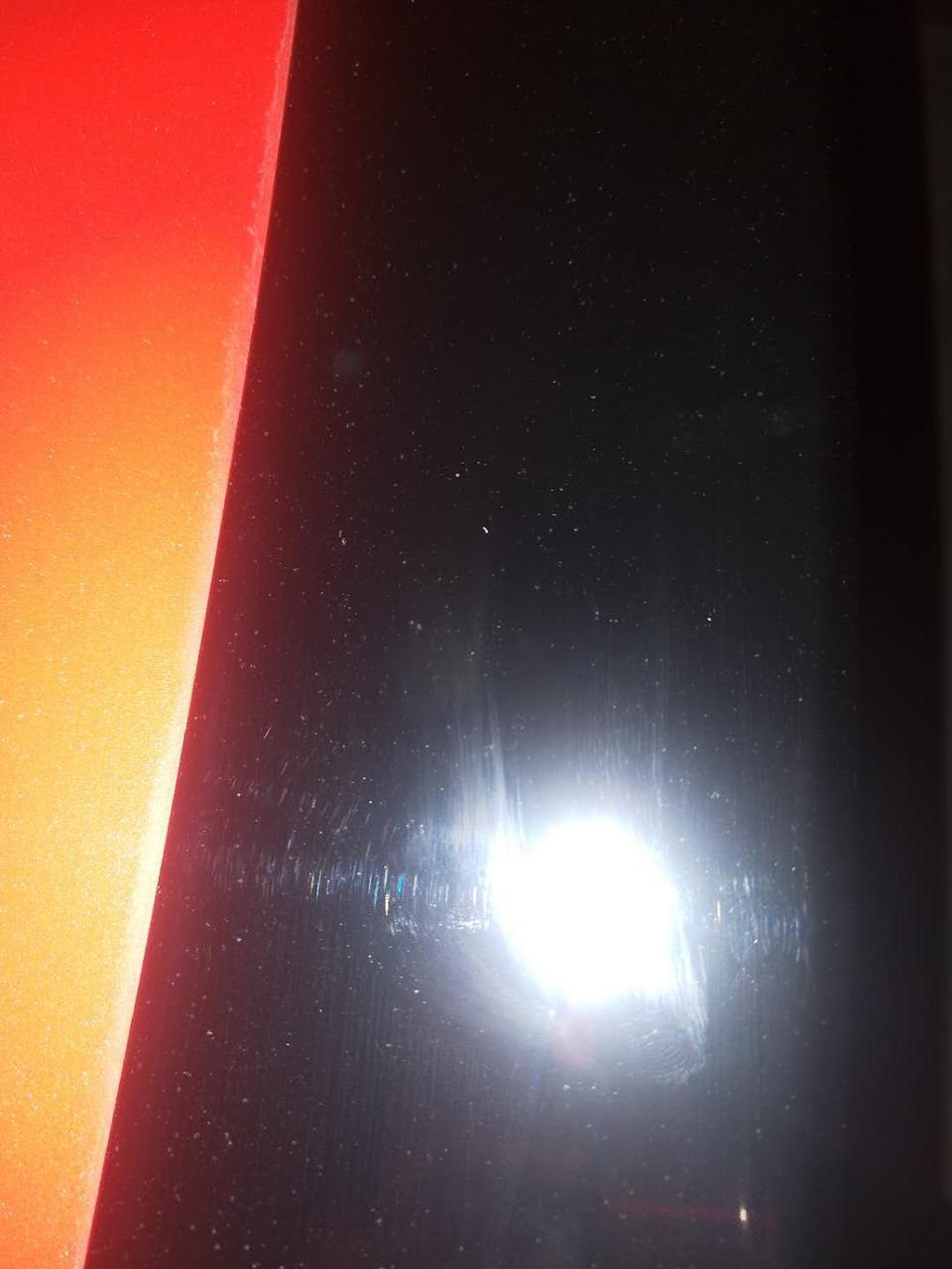 领克03-大佬们  你们车漆上有这种小点点么?湿帕子擦不掉，指甲能刮掉。?这是什么东西呀。洗车店能洗掉么?