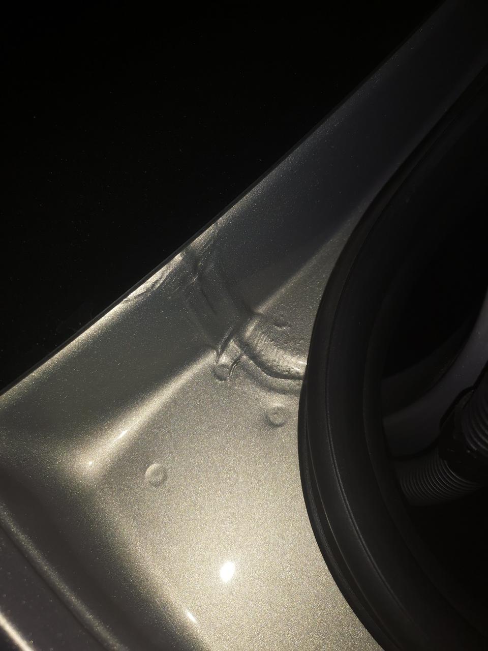 19款朗逸plus后尾箱有这样的痕迹，是正常的吗？？？