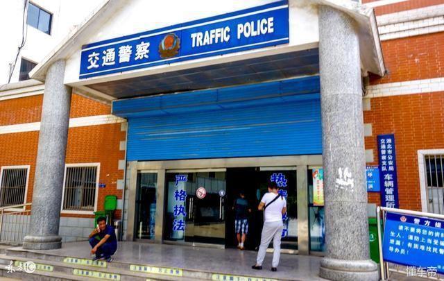 卡罗拉-等红灯时正好碰到路口的车坏了，这时候压实线借道算违章不？
这种事情确实让人烦心，这个时候只能借道通过，那么问题来了，实线变道是违章，要罚款200扣3分，到底这种情况下实线变道算不算违章呢！
