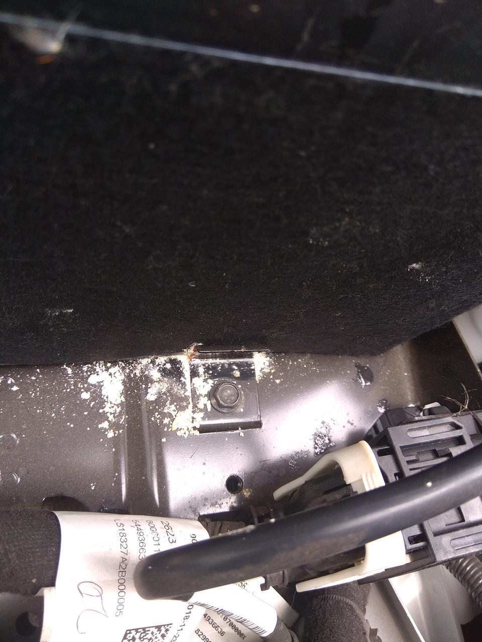 科沃兹-6月2日去车展看了欣悦版裸车69999，办下地81600，送倒车影像和记录仪。交了定金一千，前天提车发现是七个月库存车，电瓶下一层粉沫，退车的话4S店定金只肯退五百，这车能提吗?
