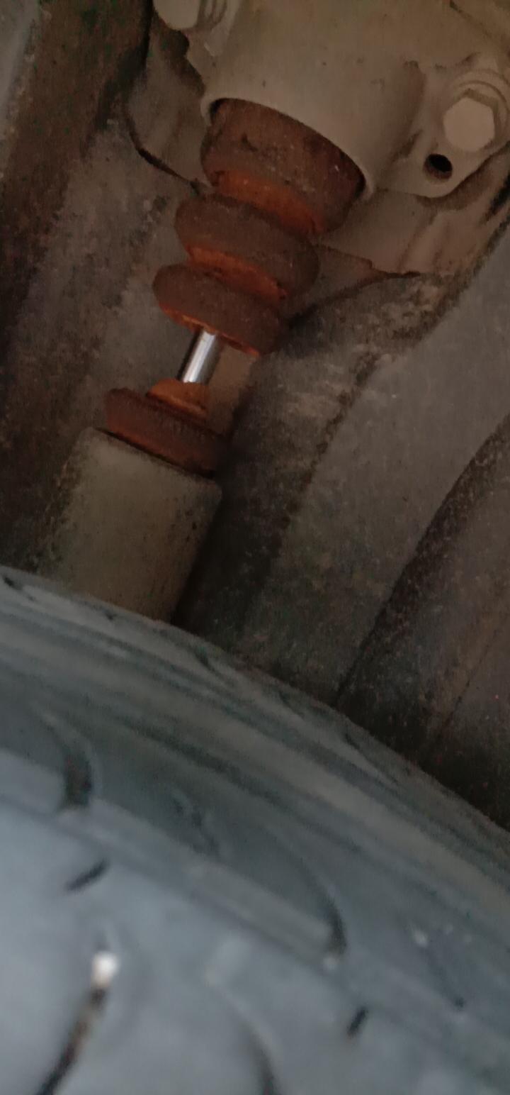 朗逸-汽车轮罩里面的这个红色皮套什么用的，破了有危险吗？