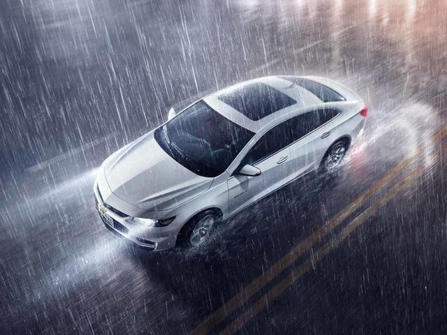 绅宝x25-高速路上突然遇到大暴雨怎么处理才安全？