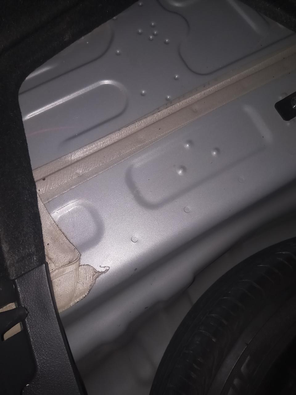 卡罗拉-大家好，我今天看了一个车，准备买，但是后备箱打开以后看到这个，？商家说是生产的时候就这样，是真的这样嘛？
