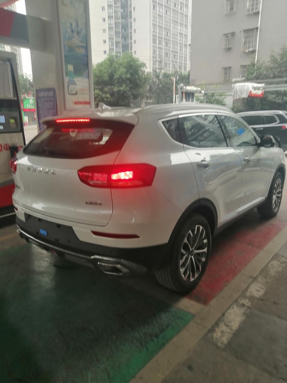 请问各位老铁，哈弗H6用什么行车记录仪好啊，有推荐没有哦，我是小白。