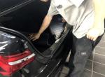 奥迪a6l-【2019款A6L40TFSI】
今年9月提车，到现在不满一个月，提车当天晚上就发现后备箱不能自动弹开（非电尾门），这个弹开功能是全系标配的，今天去解决，4s店就要拆后备箱排查原因，由于是新款车型，拆完了才发现没有相同型号的配件更换、调试。问题也没给我解决，让我国庆后再去，关键是新车不到一个月给我拆了，心疼啊！而且这个属于出场质量问题，4s售后给的回复是不存在安全隐患，不可以退换车，也不能给任何赔偿，只会保证维修好。另外我花了近一万换的木质内饰，扶手箱前面那块木板由于尺寸规格问题，安装拼接有明