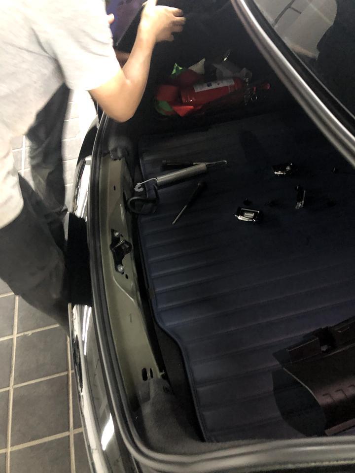 奥迪a6l-【2019款A6L40TFSI】
今年9月提车，到现在不满一个月，提车当天晚上就发现后备箱不能自动弹开（非电尾门），这个弹开功能是全系标配的，今天去解决，4s店就要拆后备箱排查原因，由于是新款车型，拆完了才发现没有相同型号的配件更换、调试。问题也没给我解决，让我国庆后再去，关键是新车不到一个月给我拆了，心疼啊！而且这个属于出场质量问题，4s售后给的回复是不存在安全隐患，不可以退换车，也不能给任何赔偿，只会保证维修好。另外我花了近一万换的木质内饰，扶手箱前面那块木板由于尺寸规格问题，安装拼接有明