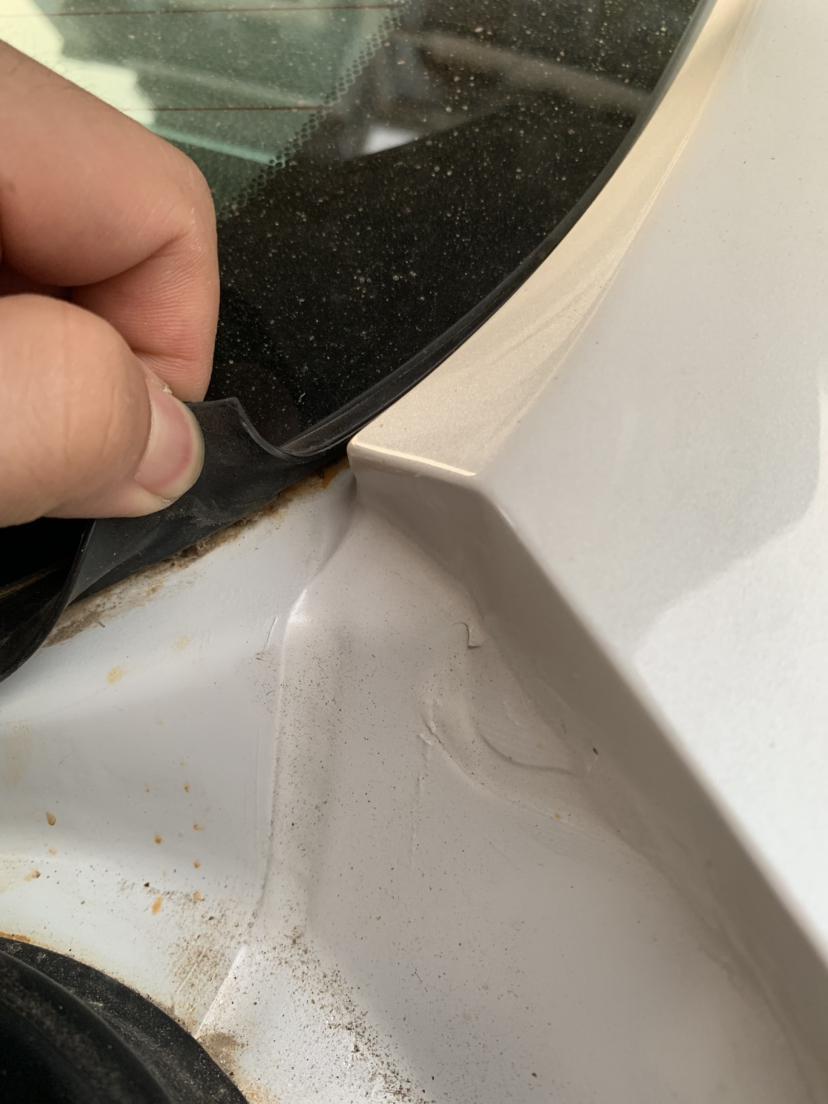 雅阁-提车到个月今天发现后窗玻璃沿有点黄黄看像生锈知道家有没有这种情况