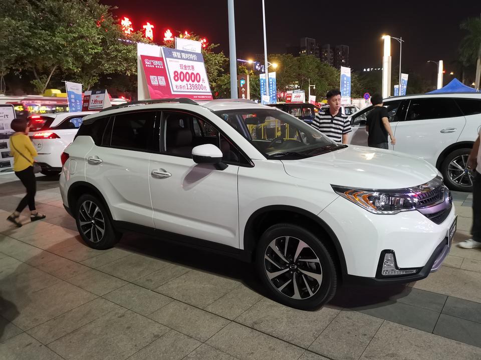 祺智phev-今天看车展，发现这个褀智，不知18还是19的，才139800,这是这车的现价吗？网上是十六七万的。还有，想问一下，这车是不是可以边开边给车充电？意思就是说可以不用非要到充电桩充电？如果坐四个人，开着空调，还能上坡吗？是速度足够那种上！